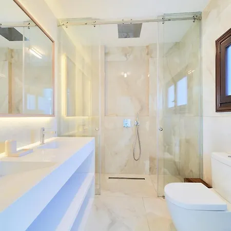 Iconic Exception - Heating Pool & Tennis Villa *