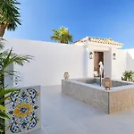Iconic Exception - Heating Pool & Tennis Villa