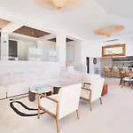 Iconic Exception - Heating Pool & Tennis Villa *