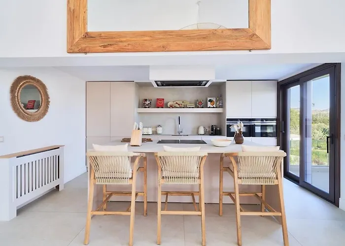 Iconic Exception - Heating Pool & Tennis * 马尔韦利亚